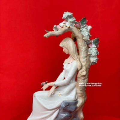 TƯỢNG SỨ CÔ GÁI BÊN NHÀNH HOA